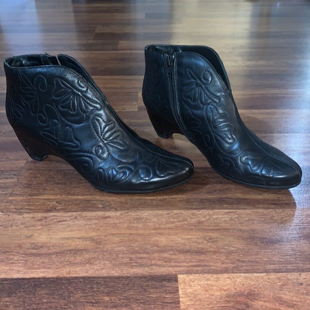 PIKOLINOS Ginebra Embroidered Leather Ankle Boots